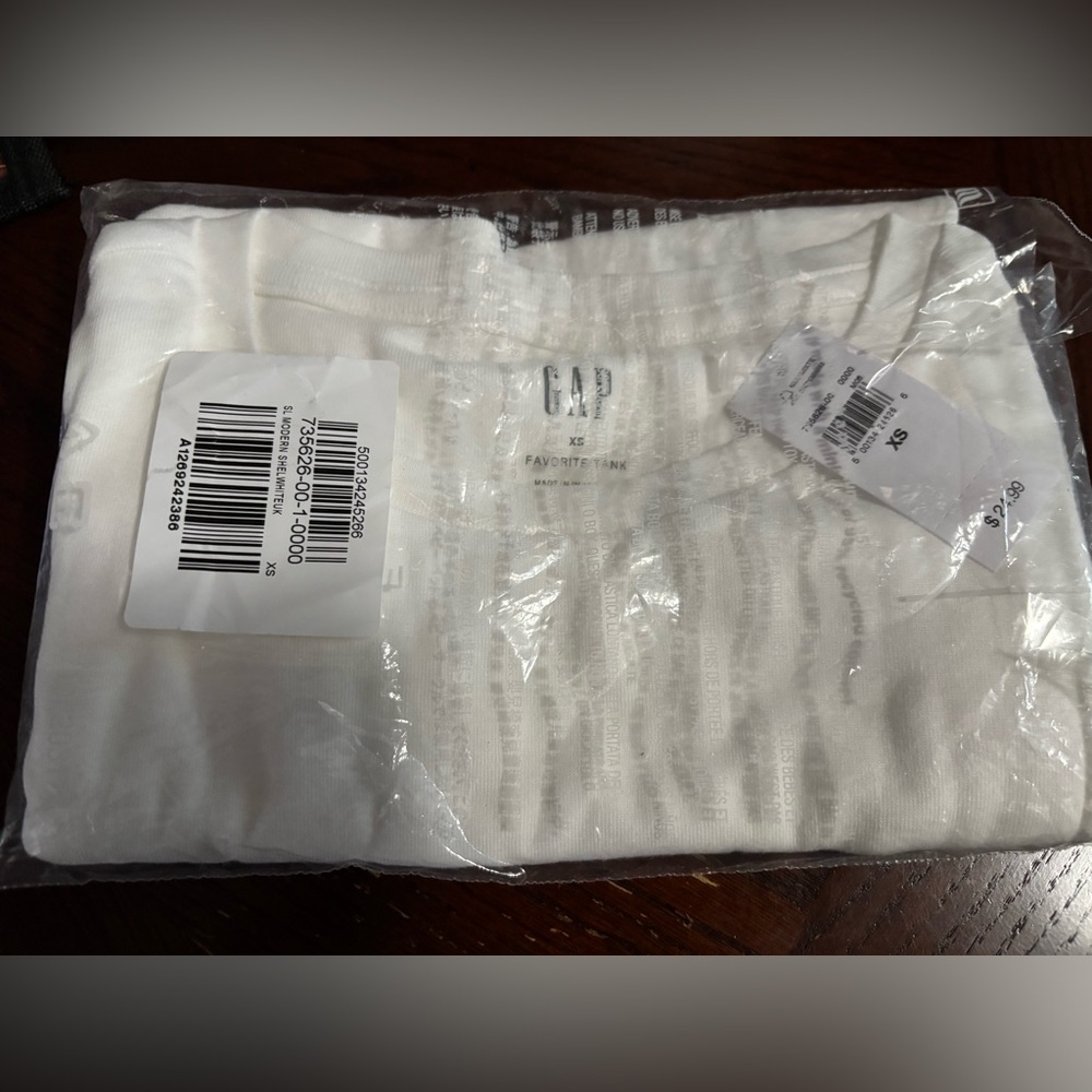 NWT Gap Sleeveless Favorite tank in white in XS